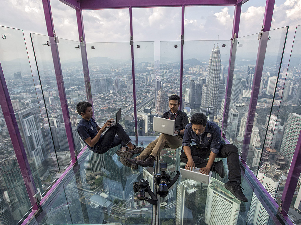 Журналисти седят в SkyBox в Кулите Петронас Куала Лумпур, Малайзия. 421 метра над нивото на земята, ще бъде най-новата атракция за туристите в Кулите Петронас