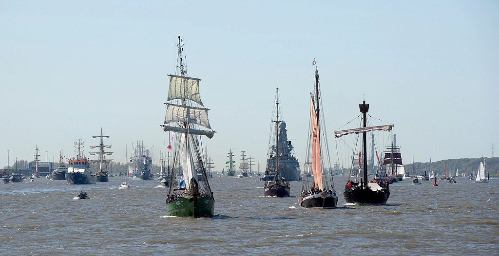 Кораби се събират на река Елба преди Големия парад за пристигане в пристанището на Хамбург, което празнува 827-ми рожден ден