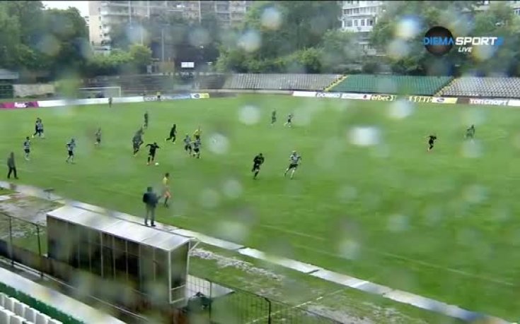 Първа спорна ситуация в срещата между Черно море и Берое
