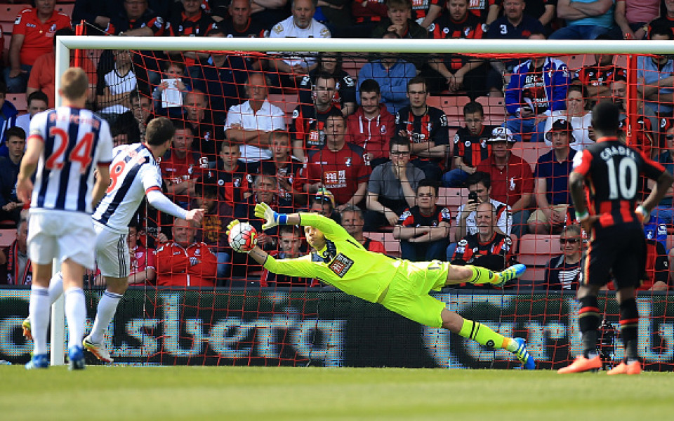 Вратарят на Борнемут Артър Боруц и 4-ма представители на персонала