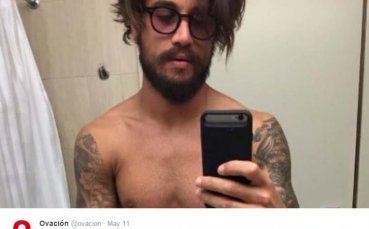 Нападател лъсна със скандални снимки