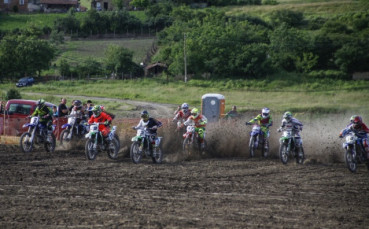 Оспорвана борба при мотокросистите край Козар Белене