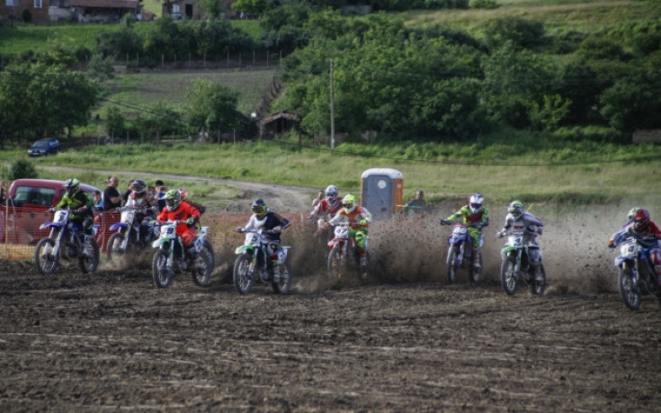 Оспорвана борба при мотокросистите край Козар Белене