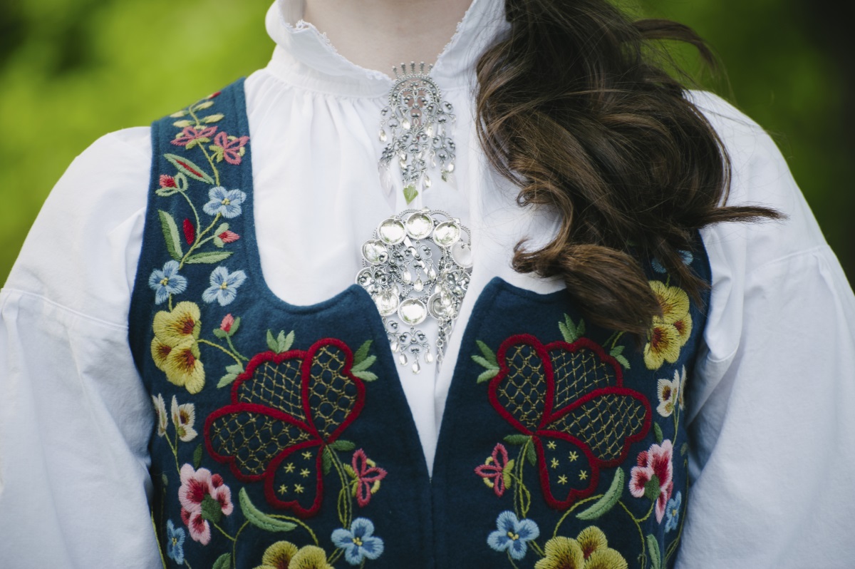 Традиционно облекло в Норвегия, нарича се още бунад. Празничен костюм, съчетание между традиционните носии и градската мода от началото на ХХ век. Има над 200 вида в зависимост от повода и произхода. 