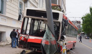 Предницата на автобуса се е забила в стълба