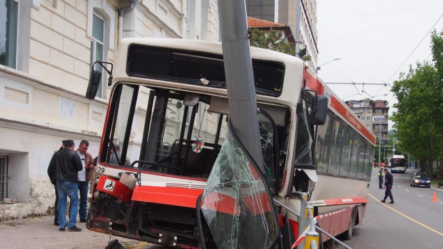 Предницата на автобуса се е забила в стълба