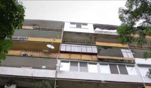 Момченцето паднало от осмия етаж се бори за живота си