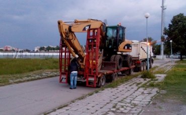 СНИМКИ: Техниката за ремонта на Лаута е на стадиона