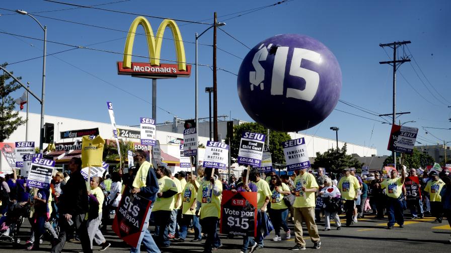 Защо хиляди служители на "Макдоналдс" протестират