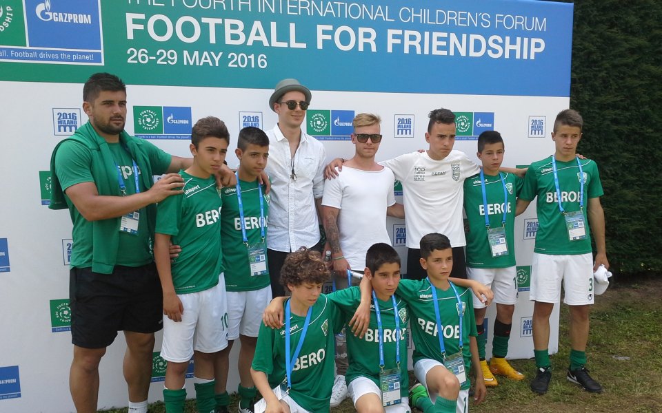 Футболисти на Шалке зарадваха децата на турнира в Милано