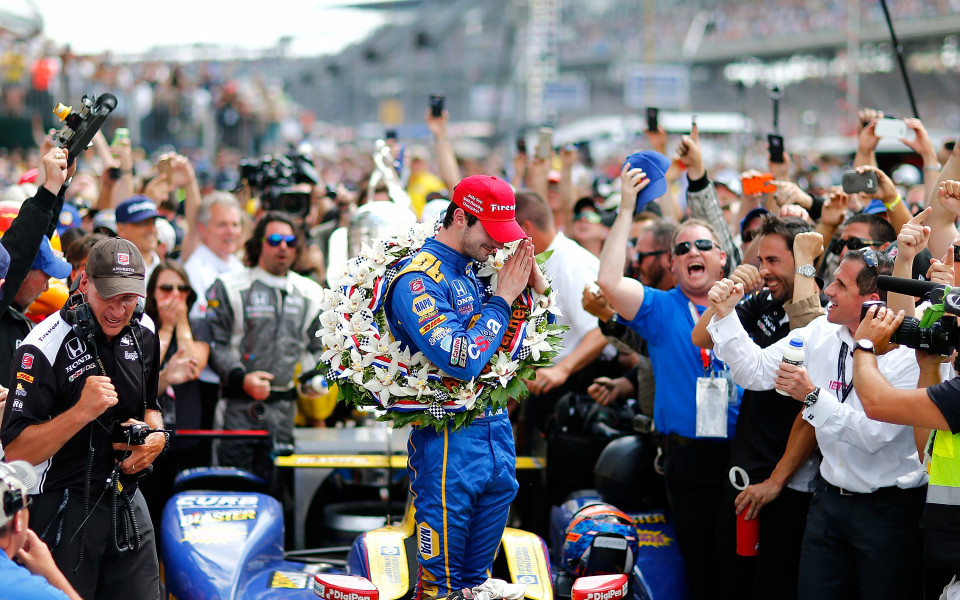 Новобранецът Роси спечели автомобилното състезание Инди 500