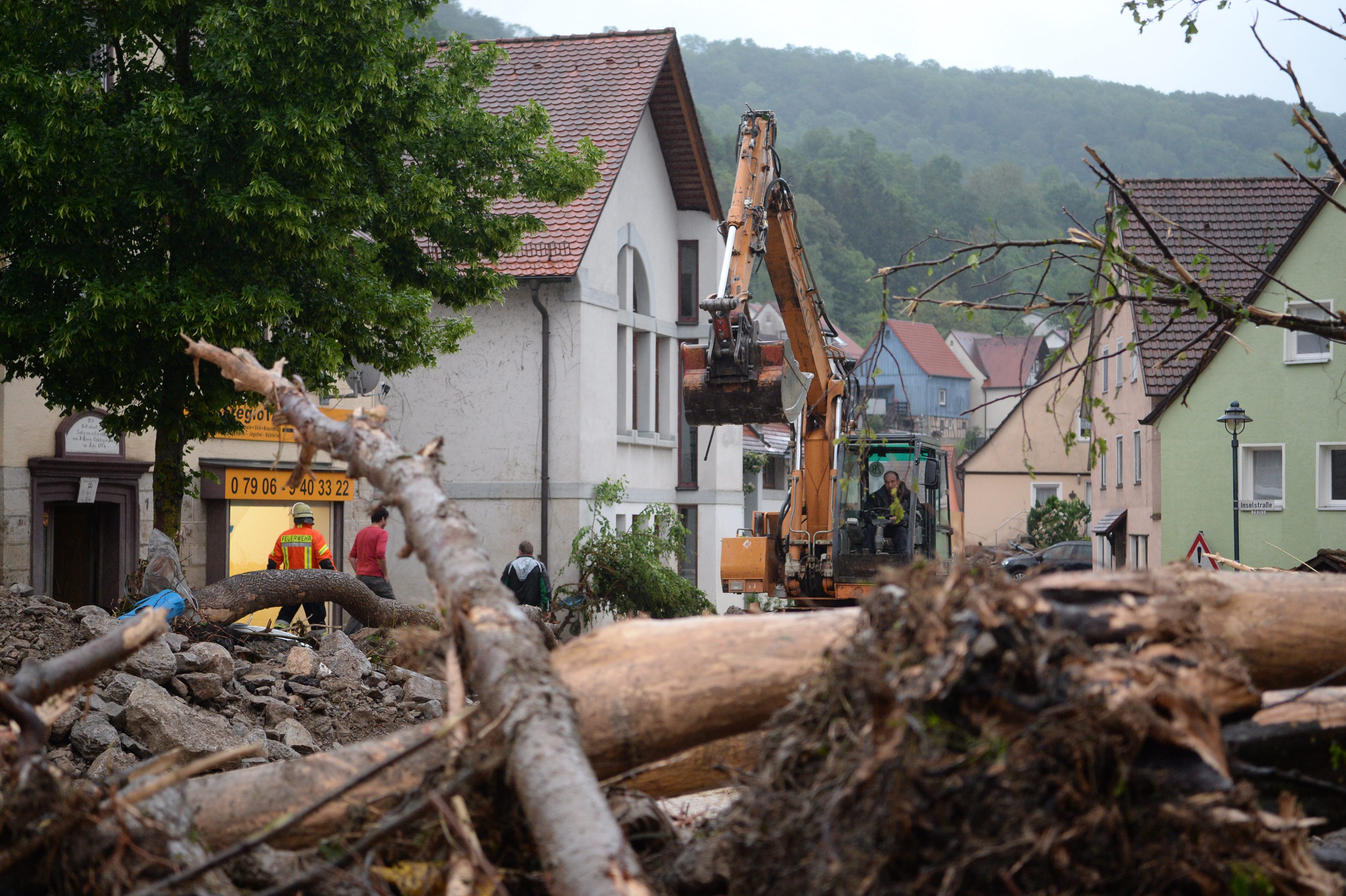 Наводнения причиниха щети в редица населени места в германската провинция Баден-Вюртемберг, има и жертви. Хиляди германци бяха принудени да напуснат домовете си.