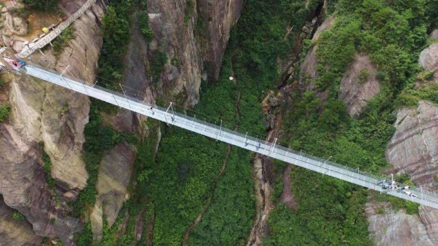 Прозрачен мост спира дъха на туристи