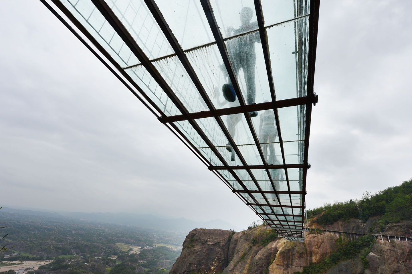 Един от най-дългите и уникални стъклени мостове в света,се намира в китайската провинция Хунан.