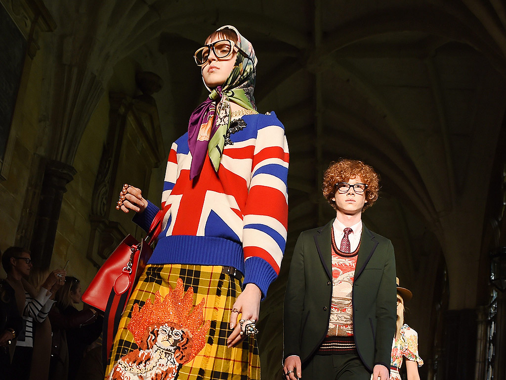 Италианската модна къща Gucci представи своята колекция пролет/лято 2017 в катедралата на Уестминстърското абатство в Лондон, Великобритания