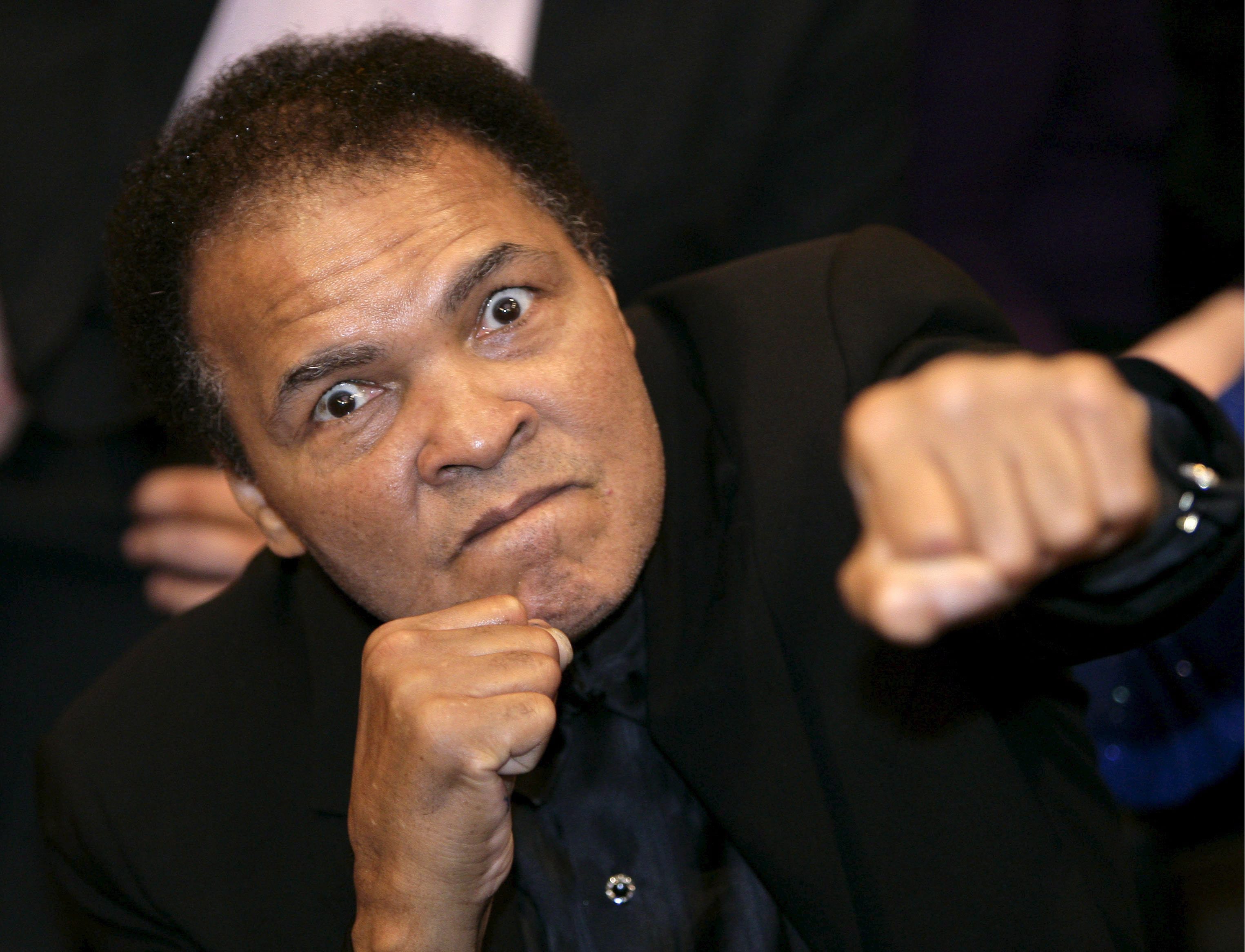 На 74-годишна възраст почина боксовата легенда Мохамед Али. Това се е случило в болница във Финикс, САЩ. Информацията бе разпространена от семейството му. "След 32 години борба срещу болестта на Паркинсон Мохамед Али почина на 74-годишна възраст" снощи (местно време), обяви неговият говорител Боб Гънел, цитиран от Франс прес.
