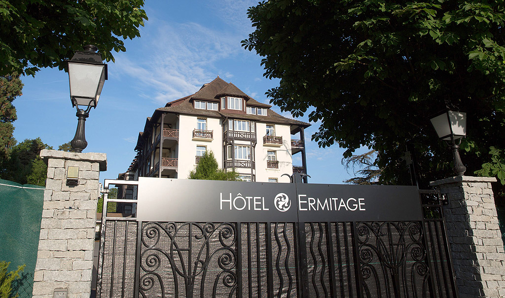 Германския национален отбор е настанен в четири звездния Ермитаж в Евиан ле Бен. Ermitage in Evian-les-Bains