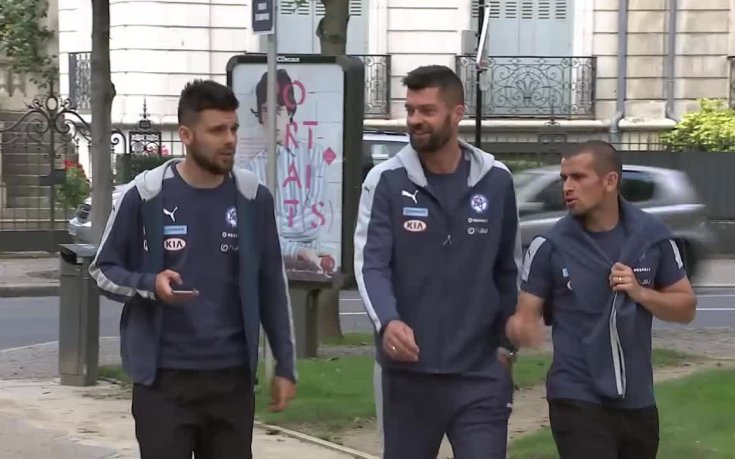 Усмивки по време на тренировката на Словакия