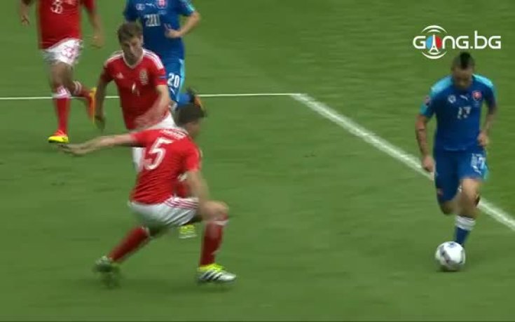 Страшен рейд на Хамшик, късметът покри Уелс