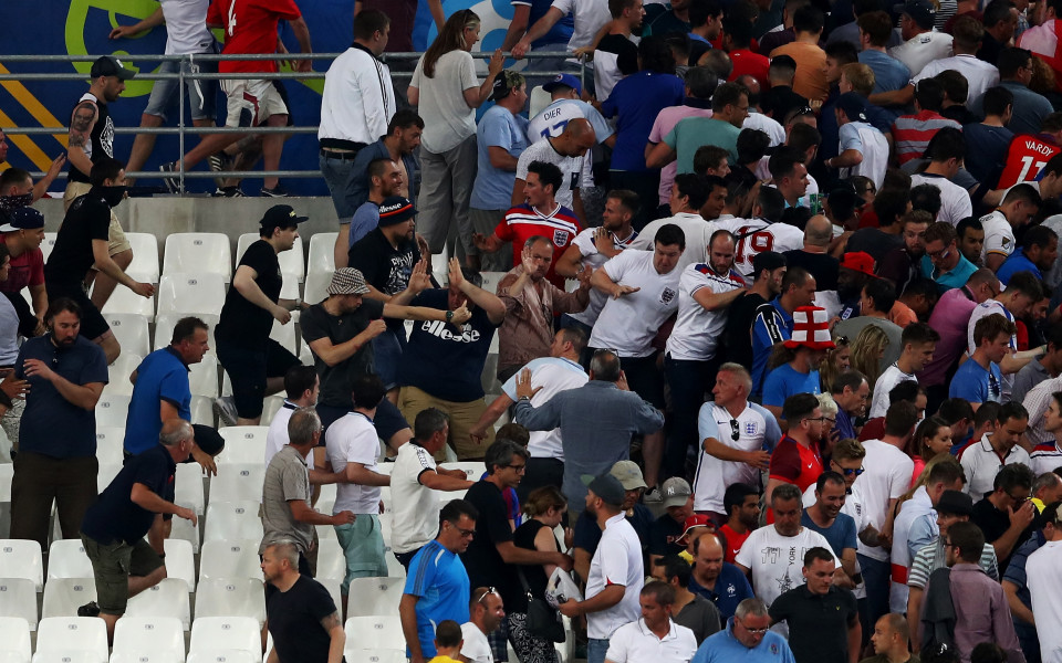 Френската полиция направи арести, а футболните власти проведоха извънредна среща