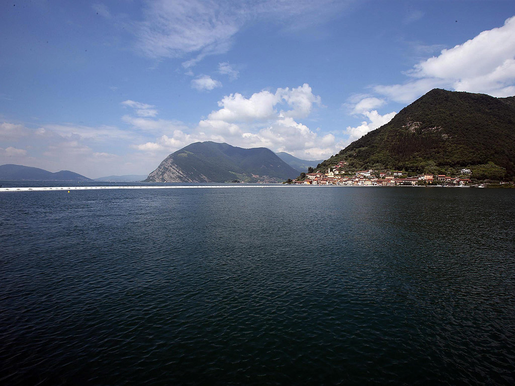 Сцена на новата инсталация на Кристо е италианското езеро Изео, разположено на 100 километра източно от Милано и на 200 километра западно от Венеция.