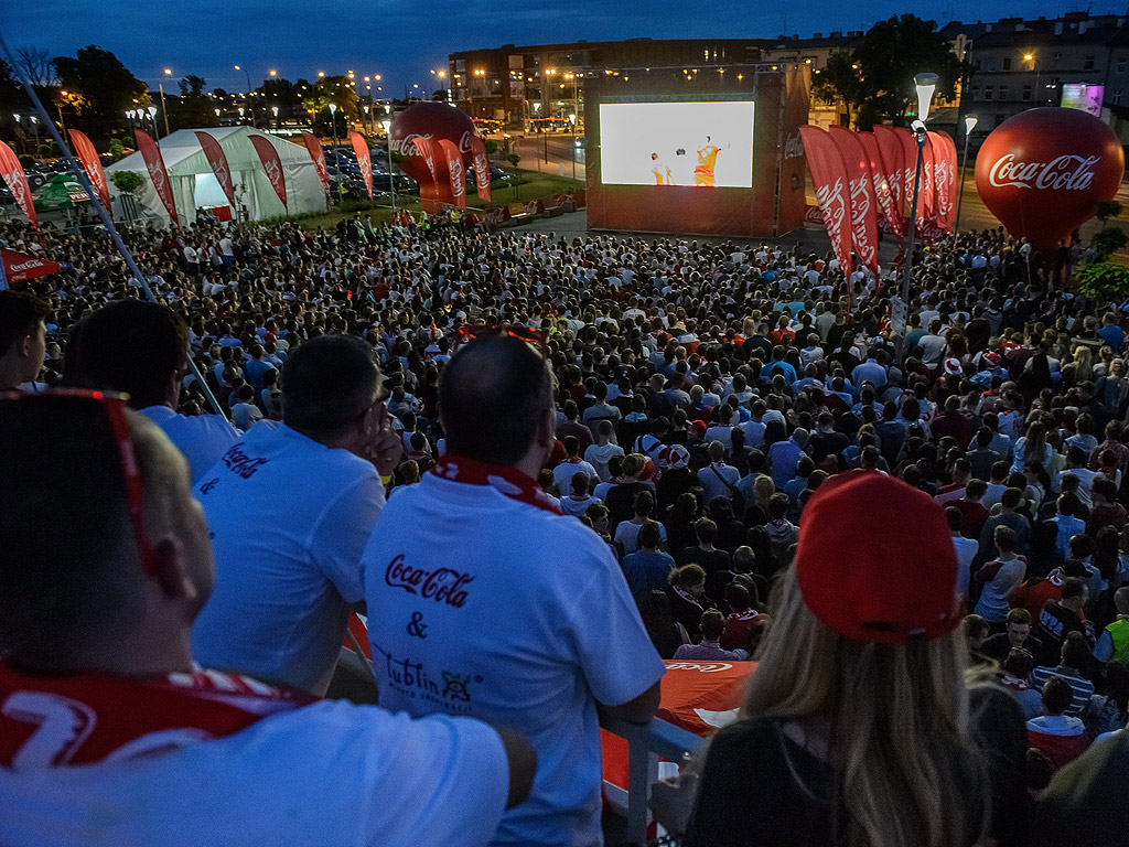 Полски привърженици във фен зоната в Люблин, Полша, гледат мача от група C между Полша и Германия