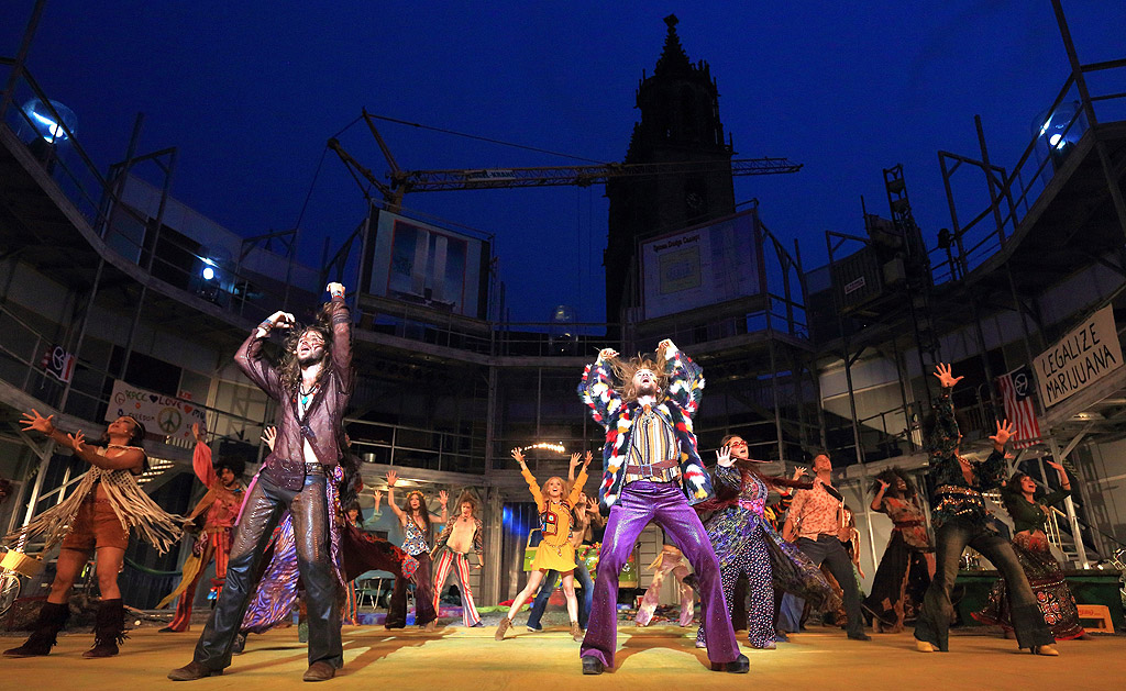 Ансамбъл по време на репетицията на мюзикъла "Коса" в Магдебург, Германия. Музикалният спектакъл ще има премиера в театъра на Магдебург на 17 юни.