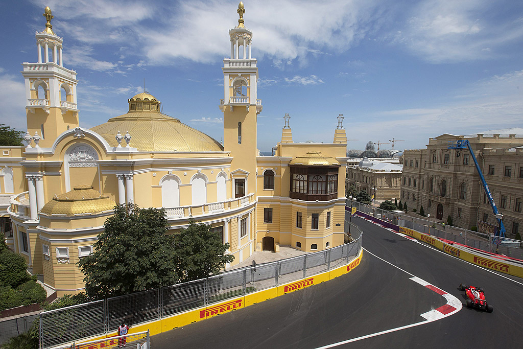 Себастиан Фетел от Скудерия Ферари по време на първата тренировка в град Баку, Азербайджан, където на 19 юни ще се проведе Гран при на Европа от шампионата на Формула 1
