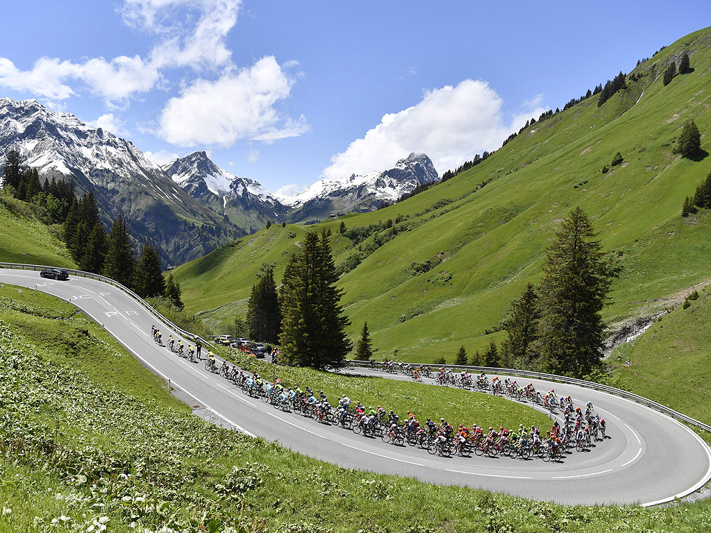 Колоната колоездачи се изкачва към прохода Hochtannberg, по време на седмия етап от обиколката на Швейцария