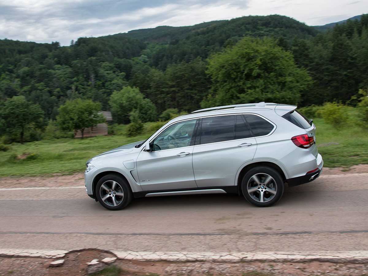 Първият plug-in хибрид в гамата на BMW е причина за повдигане на вежди и недоверчиви погледи. Но истината е, че с 2,0-литров бензинов двигател Х5 се чувства идеално на пътя. Може да измине до 31 км на ток. В свят, в който хората купуват големи, тежки SUV модели, за да изминават само кратки разстояния, този Х5 може да е идеалният автомобил за всичко онова, което търсите от SUV на BMW.