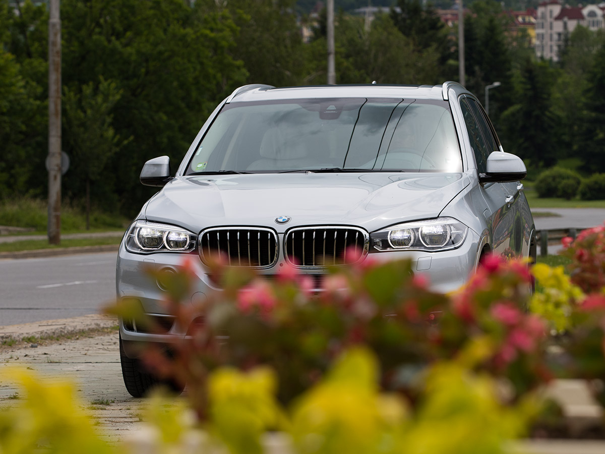 Първият plug-in хибрид в гамата на BMW е причина за повдигане на вежди и недоверчиви погледи. Но истината е, че с 2,0-литров бензинов двигател Х5 се чувства идеално на пътя. Може да измине до 31 км на ток. В свят, в който хората купуват големи, тежки SUV модели, за да изминават само кратки разстояния, този Х5 може да е идеалният автомобил за всичко онова, което търсите от SUV на BMW.