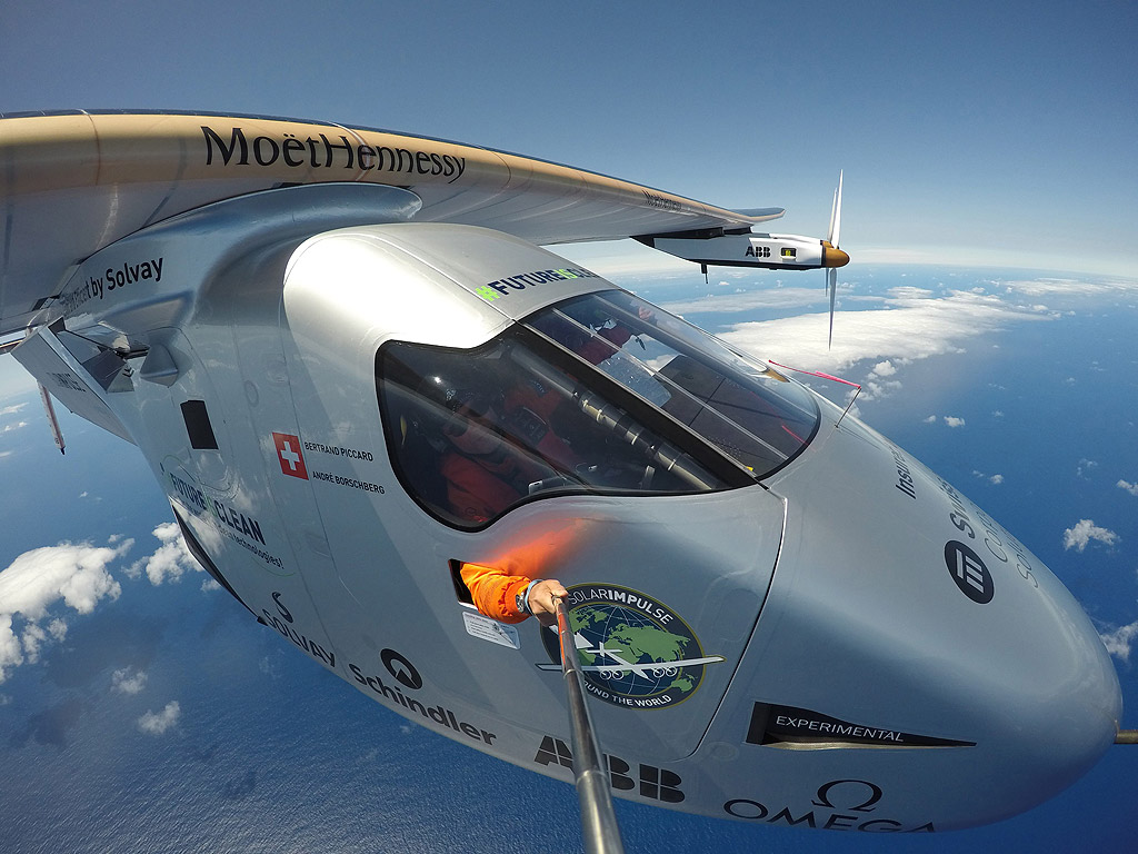 Solar Impulse II, пилотиран от швейцареца Бертран Пикар, преди да се приземи на летище Сан Пабло в Севиля, Южна Испания. Solar Impulse 2, задвижван от слънчева енергия, пилотиран от Пикар, кацна в Севиля на 23 юни 2016 след 70 часа полет над Атлантическия океан