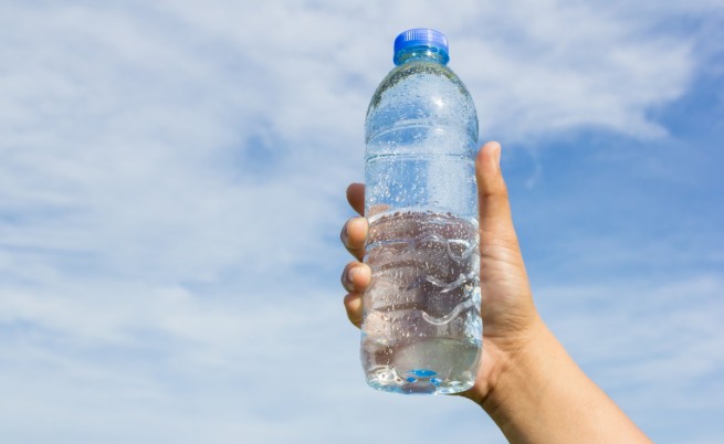 Поглъщаме ли пластмаса с минералната вода