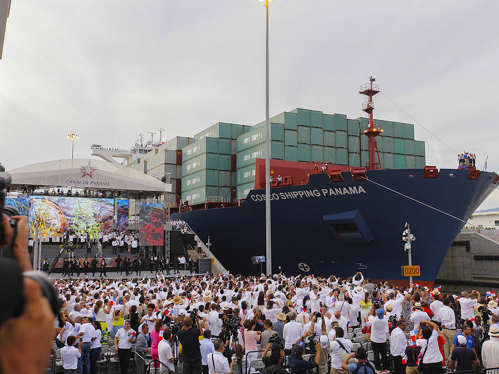 Товарен кораб преминава през новите шлюзове на разширеният Панамския канал в Панама Сити. Проектът който свързва Тихия и Атлантическия океан е в експлоатация от 1914.