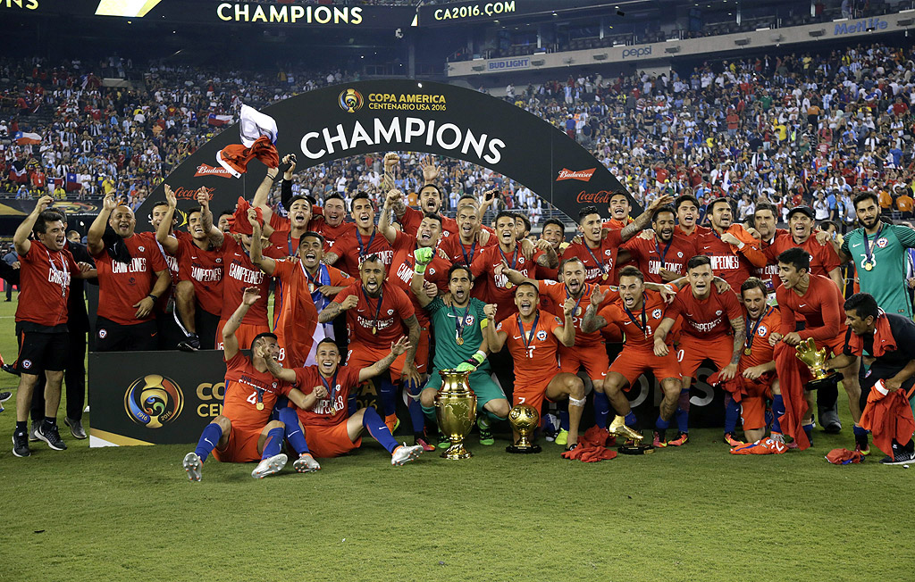Чилийския вратар Клаудио Браво и съотборниците му празнуват, след като победи Аржентина във финалния мач за Копа Америка Сентенарио 2016