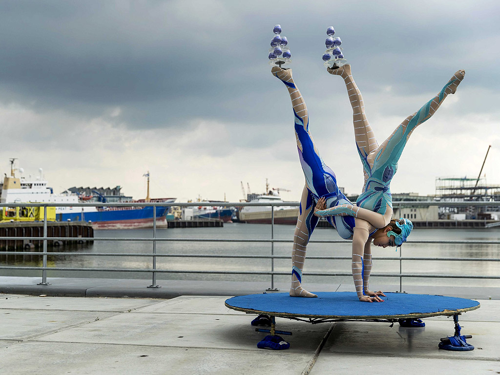Акробати от китайската национална акробатична трупа на пристанището в Шевенинген, Холандия. Шевенинген ще бъде домакин на шоуто Splendid от 29 юли до 10 юни.