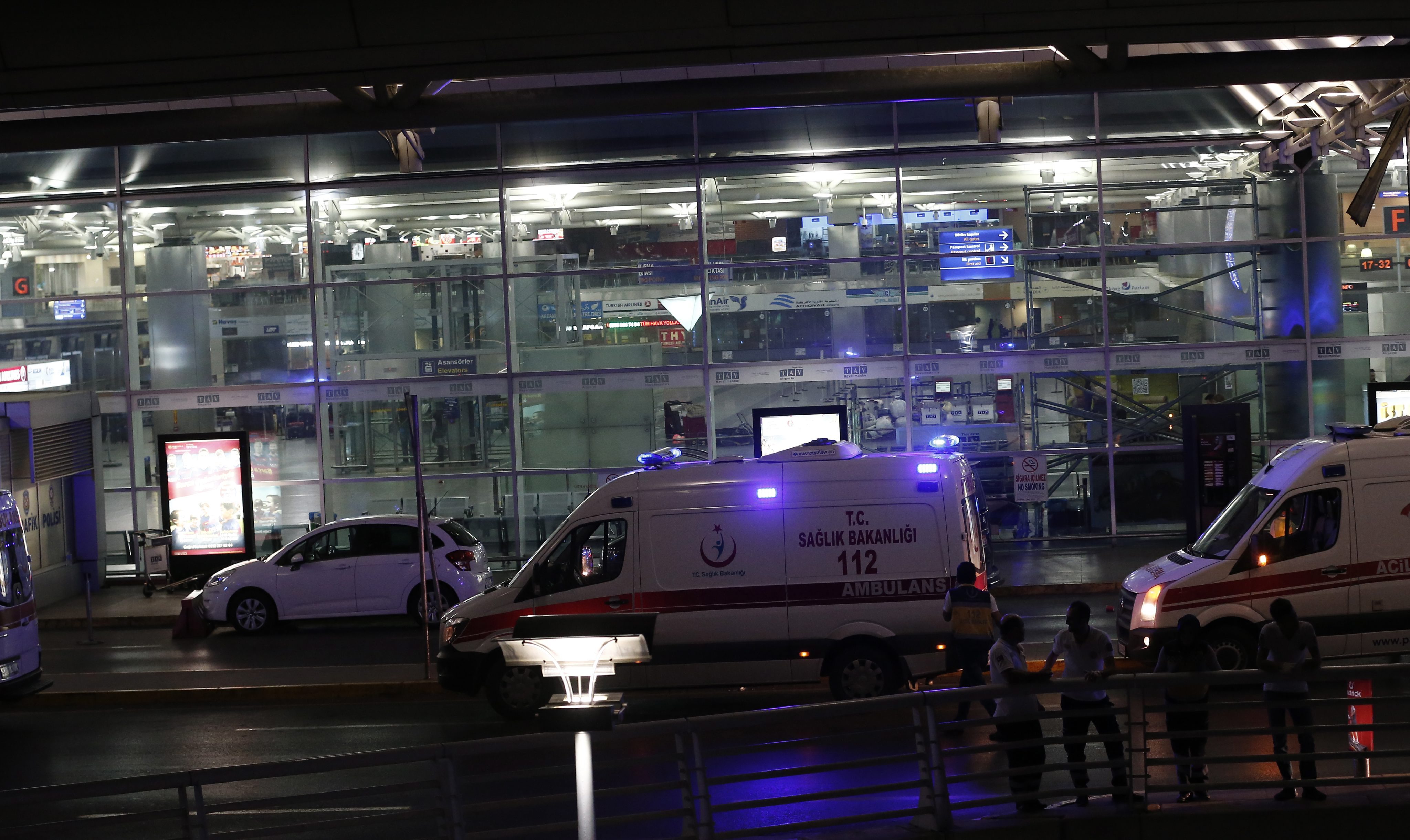 Най-малко 10 души са убити, а други 20 са ранени, след атака срещу основното летище на най-големия град в Турция. Взривовете са предизвикани от двама атентатори самоубийци.