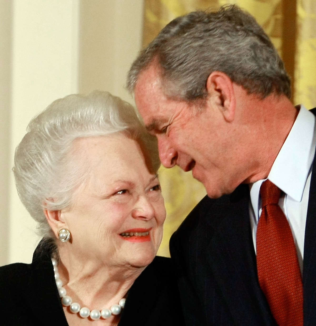 Оливия де Хавиланд и американският президент Джордж Буш