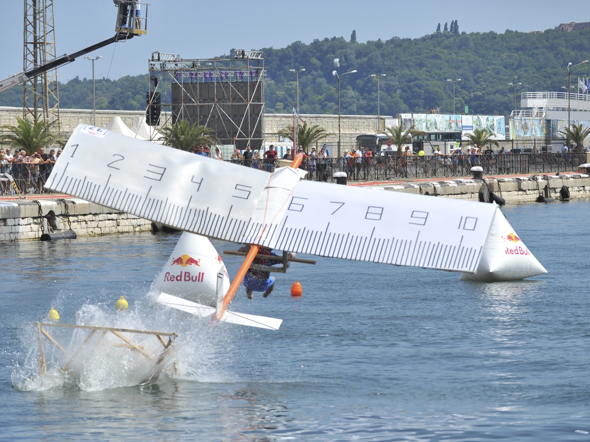 Най-зрелищното летателно шоу със самоделки - Red Bull Flugtag Варна