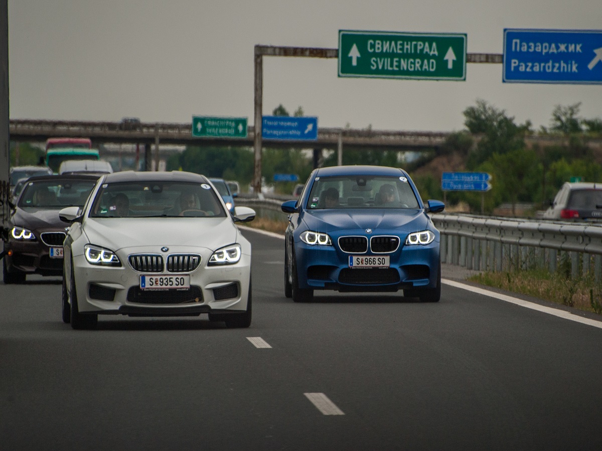 Труден избор: имаш на разположение 8 от десетте М модела на BMW. Можеш да си избереш два. По-ранобудните са взели ключовете за фаворитите – М3 & М4. Не оставаме по-назад, взимаме ключовете за за 2 х 560 к.с. и 2 х 175 000 евро! Усещането е… приятно. Меко казано.