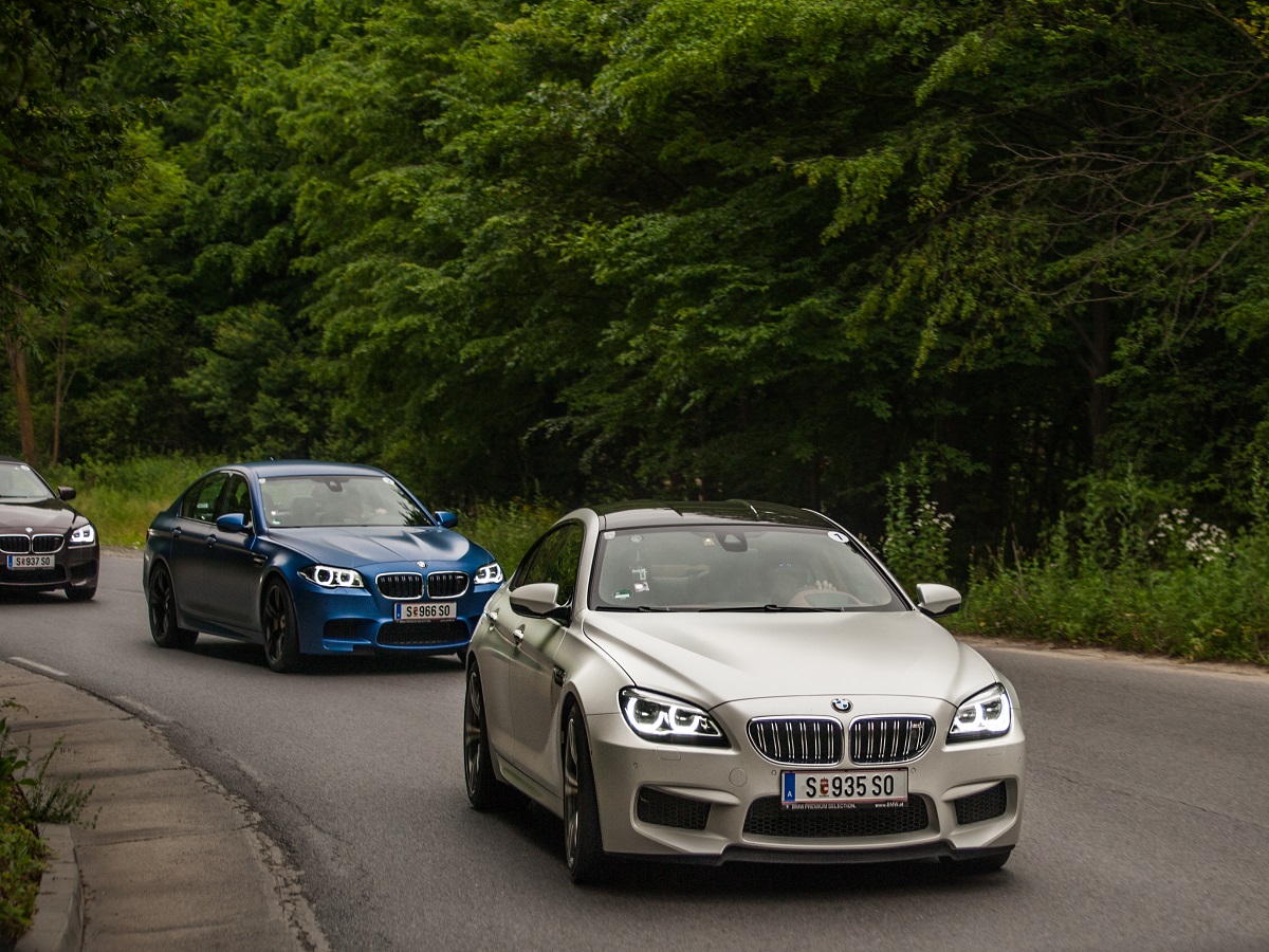 Труден избор: имаш на разположение 8 от десетте М модела на BMW. Можеш да си избереш два. По-ранобудните са взели ключовете за фаворитите – М3 & М4. Не оставаме по-назад, взимаме ключовете за за 2 х 560 к.с. и 2 х 175 000 евро! Усещането е… приятно. Меко казано.