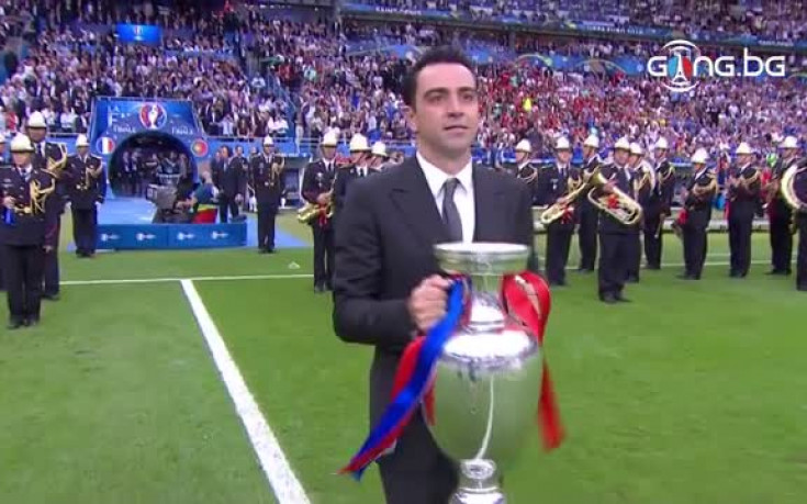 Шави изнесе купата за финала на UEFA EURO 2016