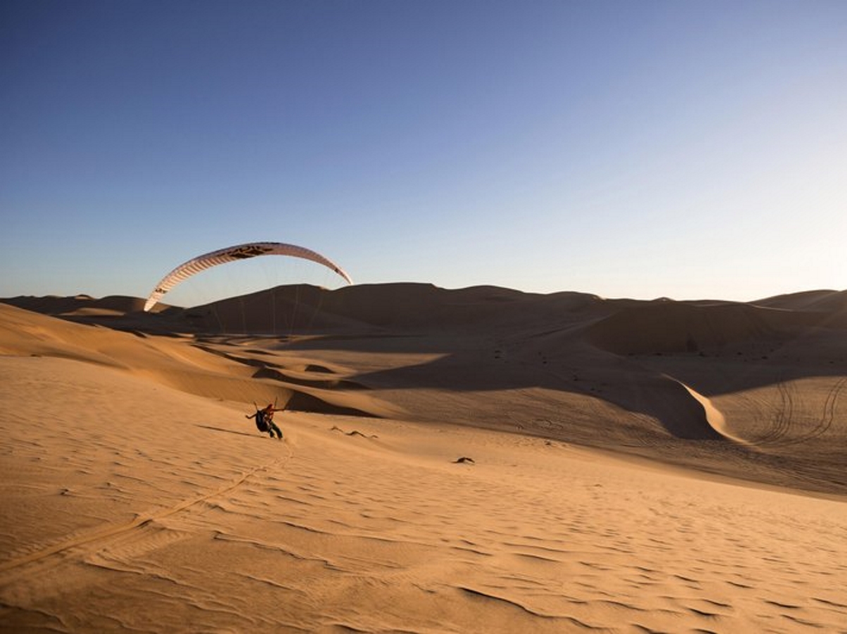 Полет с парапланер над огромните пясъчни дюни
