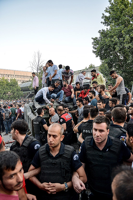Нощ на преврат в Турция - над 60 жертви, стотици арестувани. Истанбул е блокиран, а по входовете към града има 80-километрови колони от леки автомобили, камиони, включително и военна техника. Стотици войници от турските въоръжени сили са били арестувани по цялата страна след опит за преврат, за който правителството смята, че е предизвикан от последователите на базирания в САЩ духовник Фетхуллах Гюлен. 754 членове на турските въоръжени сили са били арестувани за участие в преврата. Турски чиновник е съобщил, че 29 полковници и 5 генерала са били премахнати от постовете им.