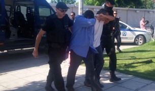 Гръцки полицаи охраняват турските военни на път към съда в Александруполис