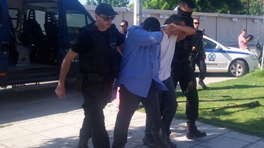Гръцки полицаи охраняват турските военни на път към съда в Александруполис