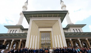 С тези думи Дейли Мейл" публикува впечатляващи разкази за двореца на турския президент.

Аксарай, или Белият дворец, се шири на 4 декара и само построяването му струва повече от 600 милиона евро