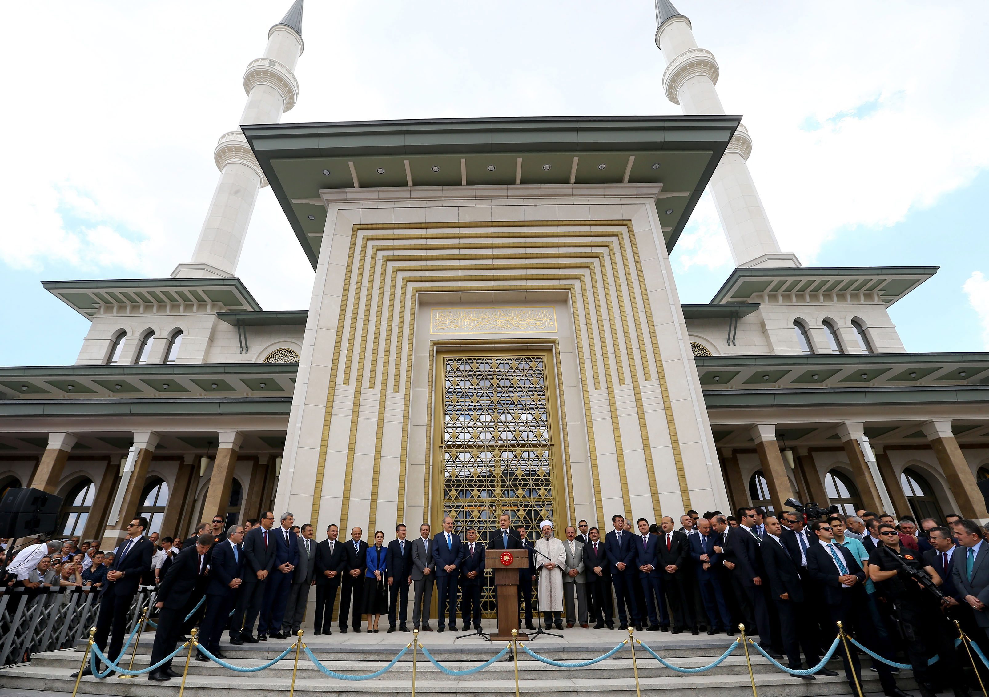 В страната, в която 2 милиона души живeят с по-малко от 4 евро на ден, дворецът на президента Реджеп Ердоган ще накара дори Саддам Хюсеин да се изчерви. С тези думи Дейли Мейл" публикува впечатляващи разкази за двореца на турския президент. Аксарай, или Белият дворец, се шири на 4 декара и само построяването му струва повече от 600 милиона евро