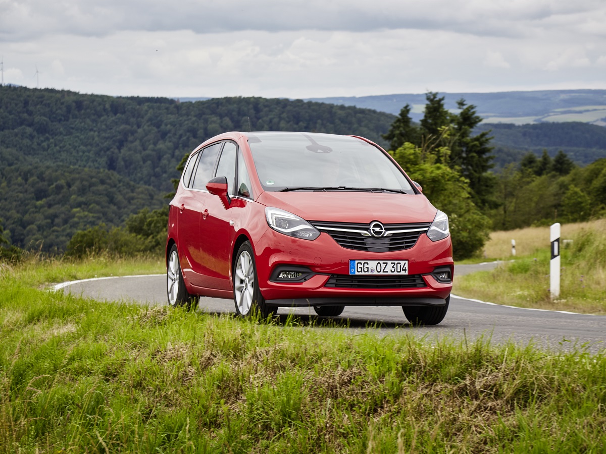 Opel Travelling Lounge: това е мотото, под което преминава презентацията на новия Opel Zafira. Убедих се лично в подвижния лоундж, който компанията е спретнала за големите семейства. Сравненията не са случайни и не са преувеличени.