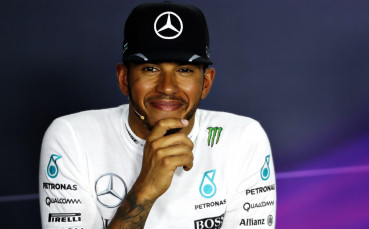 Хамилтън иска разяснения за жълтите флагове